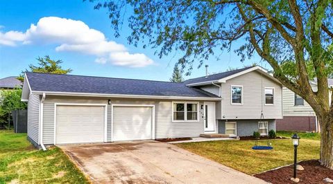 Photo of 606 Windsor Dr, IA 52333 (MLS # 202506299)