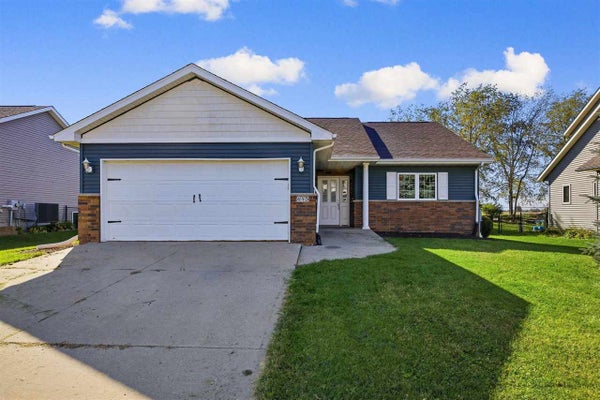445 E TARTAN DR, NORTH LIBERTY, IA 52317 - Image e59e99a90b285e45564e54af3b79d7d2/3768374329