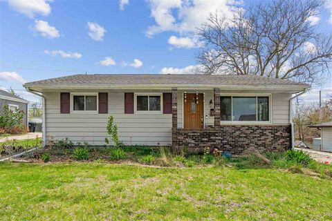 Photo of 1719 Arizona Ave NE, Cedar Rapids, IA 52402 (MLS # 202502839)
