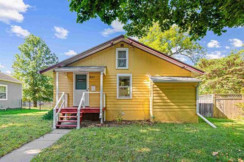 Photo of 821 Roosevelt, IowaCity, IA 52245 (MLS # 202506540)