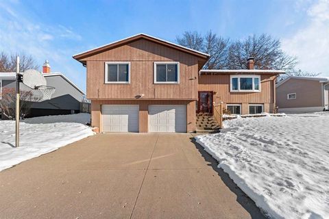 Photo of 702 Woodland Way, Muscatine, IA 52761 (MLS # 202600841)