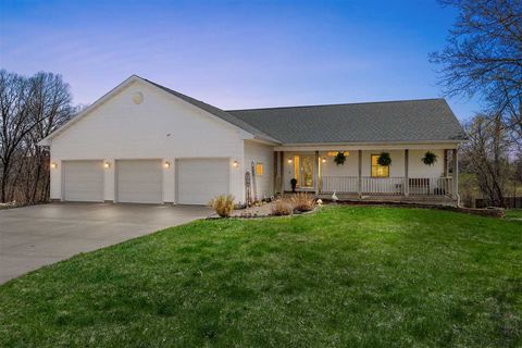 Photo of 4117 NE Riverview Road NE, Cedar Rapids, IA 52411 (MLS # 202502601)