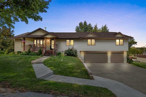 Photo of 3438 Twin Lake View Dr NE, NorthLiberty, IA 52317 (MLS # 202506446)