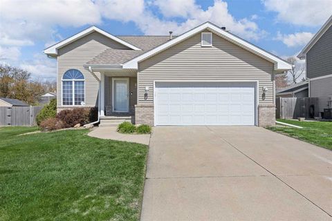 Photo of 4526 NW Topaz Ave, Cedar Rapids, IA 52405 (MLS # 202502561)
