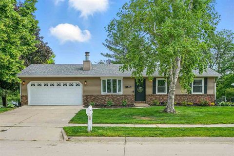 Photo of 1010 Briar Dr, Iowa City, IA 52240 (MLS # 202503760)