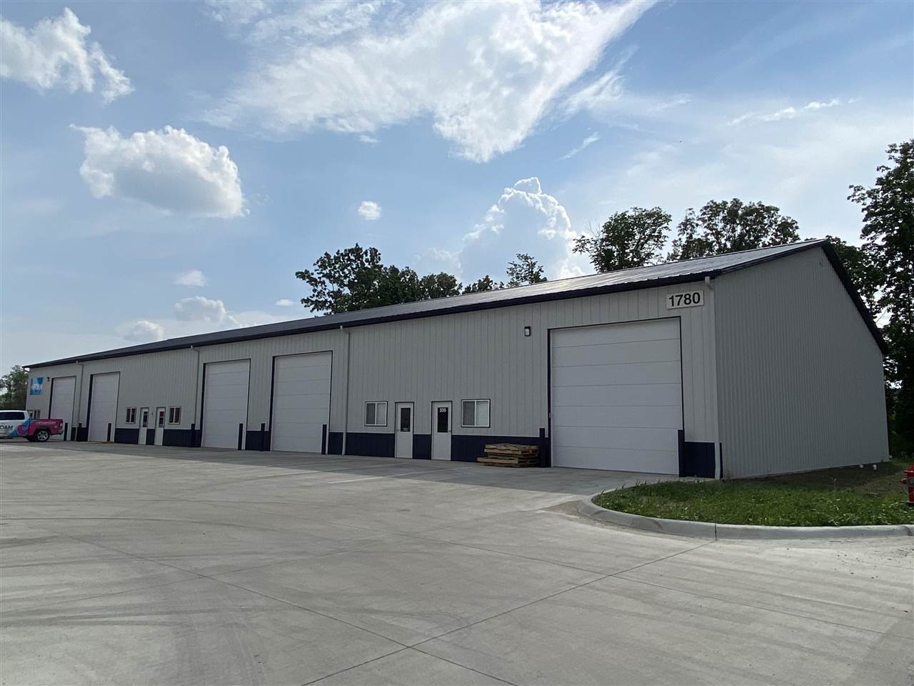 Photo 1 of 3 — 1780 Robins Rd 400, Hiawatha, IA 52233