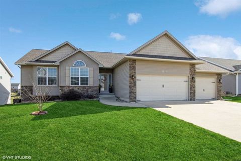 Photo of 1227 NE Petrus Dr, Cedar Rapids, IA 52402 (MLS # 202502362)