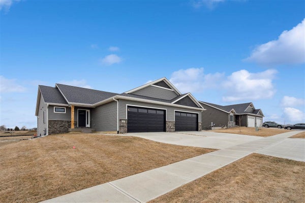 827 PRAIRIE VIEW DR, WEST BRANCH, IA 52358 - Image eb8daa87e6f547f0c04543ba308dc36d/318434249