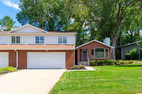 Photo of 612 N 1St Ave, Iowa City, IA 52245 (MLS # 202505268)