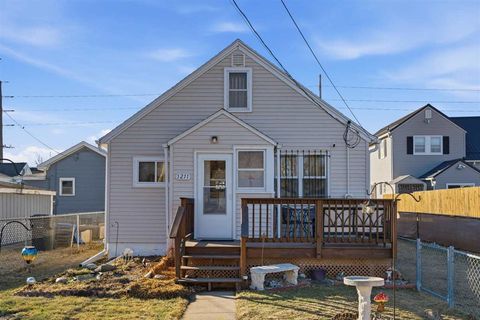 Photo of 1211 22nd Ave SW, CedarRapids, IA 52404 (MLS # 202601301)