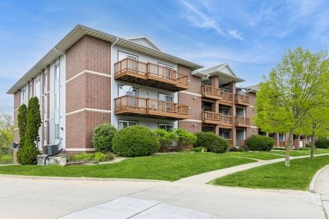 Photo of 522 W West Side Dr, Iowa City, IA 52246 (MLS # 202502974)