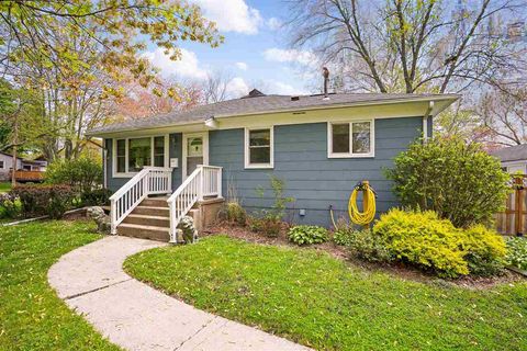 Photo of 704 4th Ave, Iowa City, IA 52245 (MLS # 202503164)