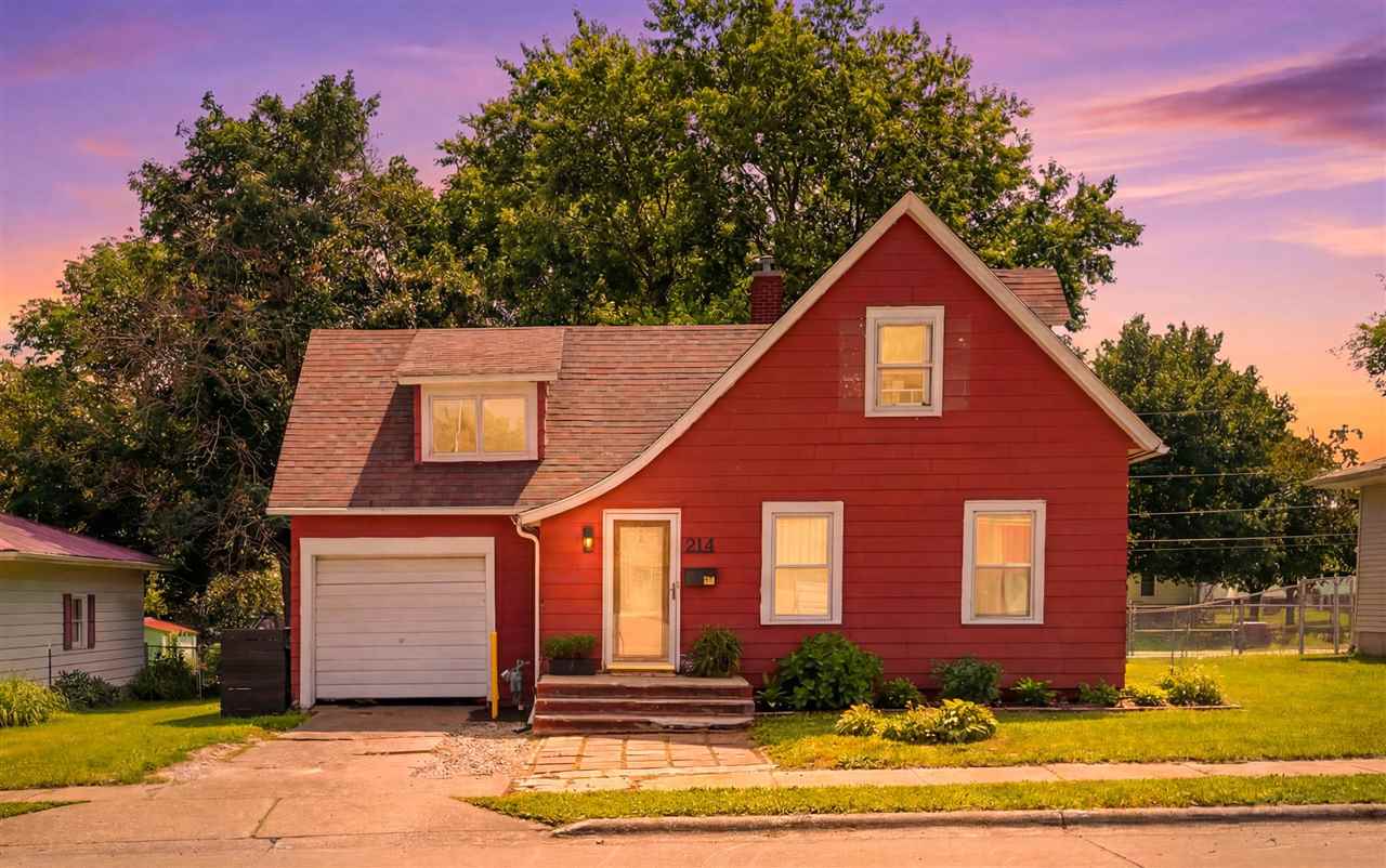 Photo 1 of 36 — 914 S 2nd Ave, Washington, IA 52353