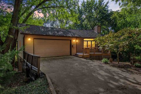 Photo of 435 Bayard St, IowaCity, IA 52246 (MLS # 202602246)