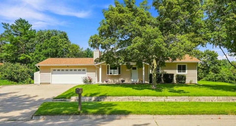 Photo of 1498 Valley View Dr, Coralville, IA 52242 (MLS # 202604929)