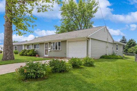 Photo of 5660 Briarwood St SW, Cedar Rapids, IA 52404 (MLS # 202504096)