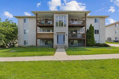 Photo of 72 West Side Dr, Iowa City, IA 52246 (MLS # 202503582)