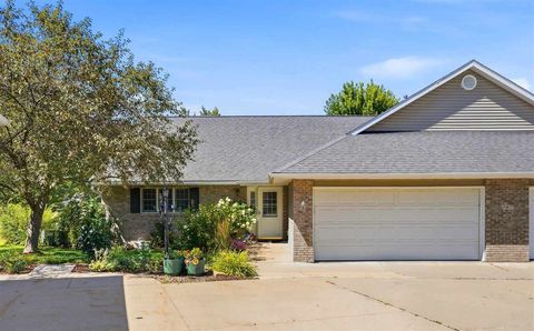 Photo of 507 Washington Ct B #B, MtVernon, IA 52314 (MLS # 202604411)