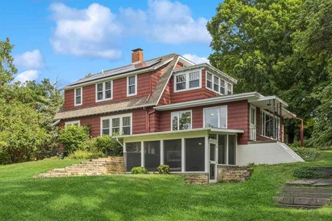 Photo of 810 N Johnson St, Iowa City, IA 52245 (MLS # 202504295)