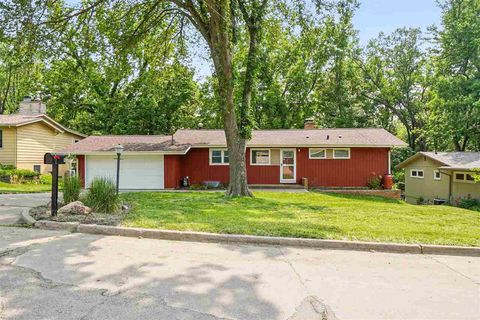 Photo of 9 Ridgewood Ln, Iowa City, IA 52245 (MLS # 202503856)
