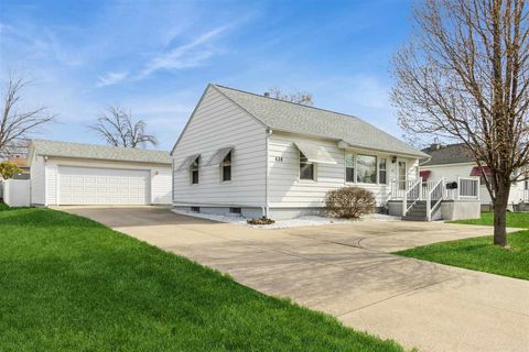 Photo of 638 NE 36th St NE, Cedar Rapids, IA 52402 (MLS # 202502453)