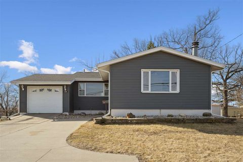Photo of 1441 42nd St NE, Cedar Rapids, IA 52402 (MLS # 202501741)