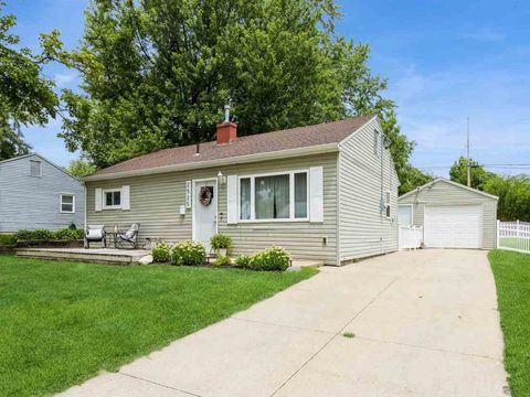 Photo of 2525 SW Linwood Street, Cedar Rapids, IA 52404 (MLS # 202504737)