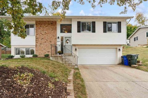 Photo of 2529 M Avenue NW, Cedar Rapids, IA 52405 (MLS # 202502176)