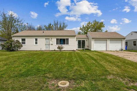 Photo of 2424 8th Ave SW, Cedar Rapids, IA 52404 (MLS # 202503006)