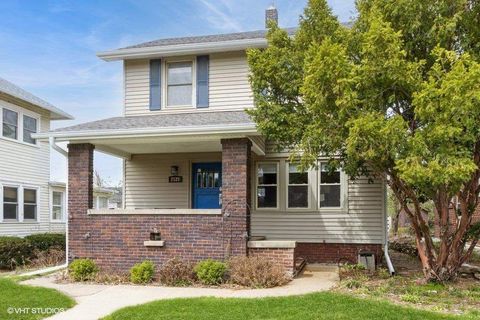 Photo of 2128 Grande Ave SE, Cedar Rapids, IA 52403 (MLS # 202502743)