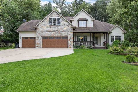 Photo of 960 Mesquite Dr, Coralville, IA 52241 (MLS # 202505226)