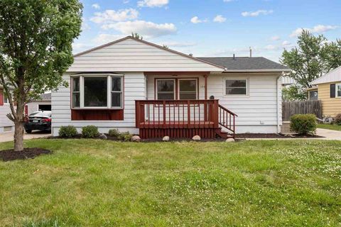 Photo of 1048 Clifton St NE, Cedar Rapids, IA 52402 (MLS # 202503951)