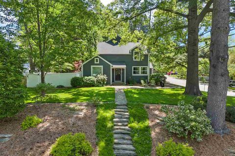 Photo of 306 Lee St, Iowa City, IA 52246 (MLS # 202503246)