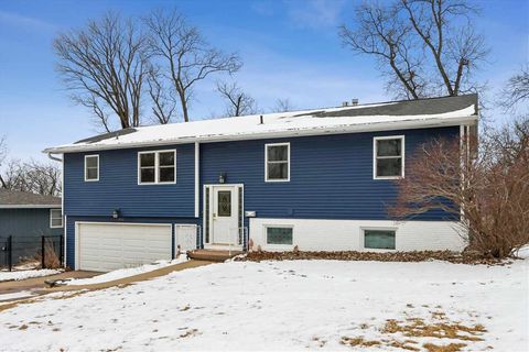 Photo of 3125 Shasta Ct NE, CedarRapids, IA 52402 (MLS # 202601440)