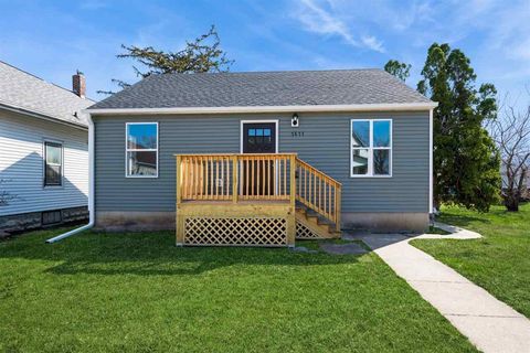 Photo of 1811 SW K Street, Cedar Rapids, IA 52404 (MLS # 202502060)