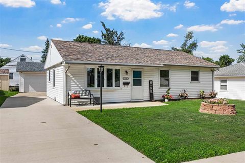 Photo of 1140 31st St NE, Cedar Rapids, IA 52402 (MLS # 202504489)