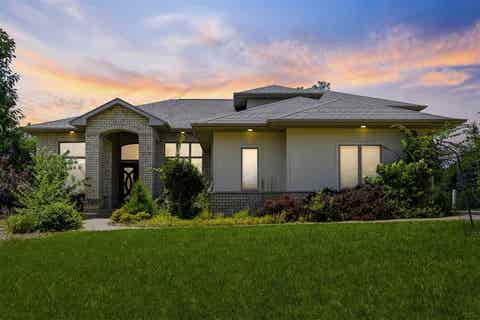 Photo of 200 Auburn East Ln, Coralville, IA 52241 (MLS # 202604268)