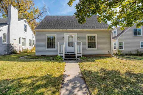 Photo of 2107 E Avenue NE, Cedar Rapids, IA 52402 (MLS # 202501884)