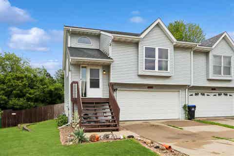 Photo of 1423 Denali Ct, Coralville, IA 52241 (MLS # 202604070)
