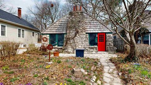 Photo of 1322 Muscatine Ave, IowaCity, IA 52240 (MLS # 202602019)