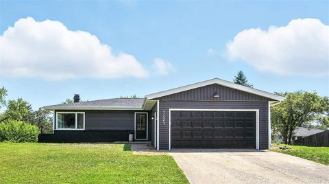 Photo of 1221 Edingale Dr, IA 52246 (MLS # 202505933)