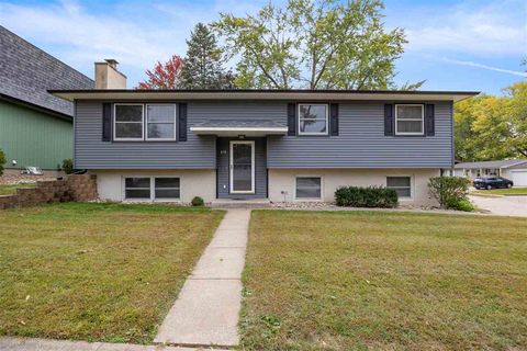 Photo of 618 Keswick Dr, IowaCity, IA 52246 (MLS # 202601143)