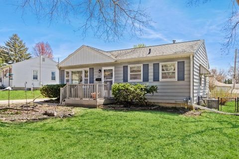 Photo of 1330 Carroll St, Iowa City, IA 52240 (MLS # 202502574)