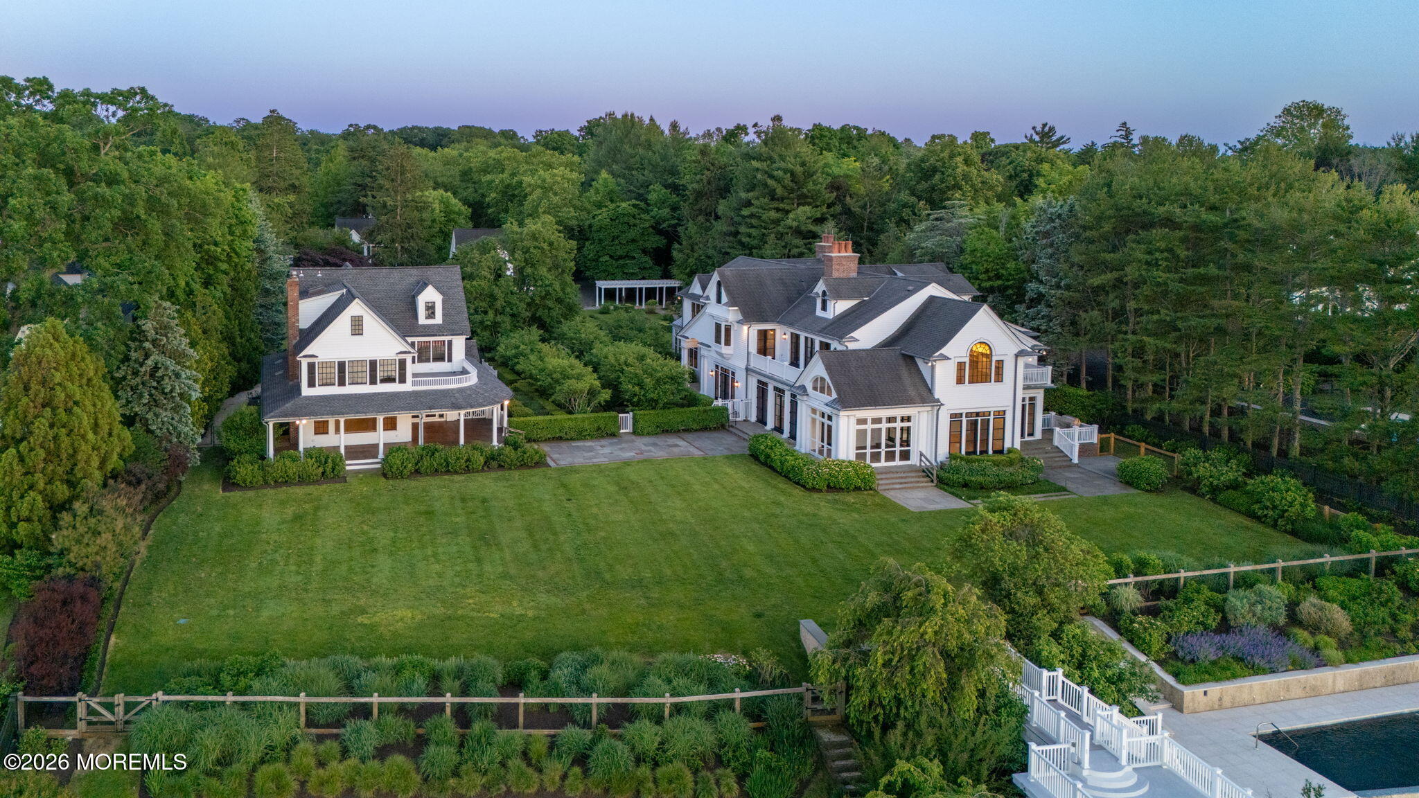 100/98 W River Road