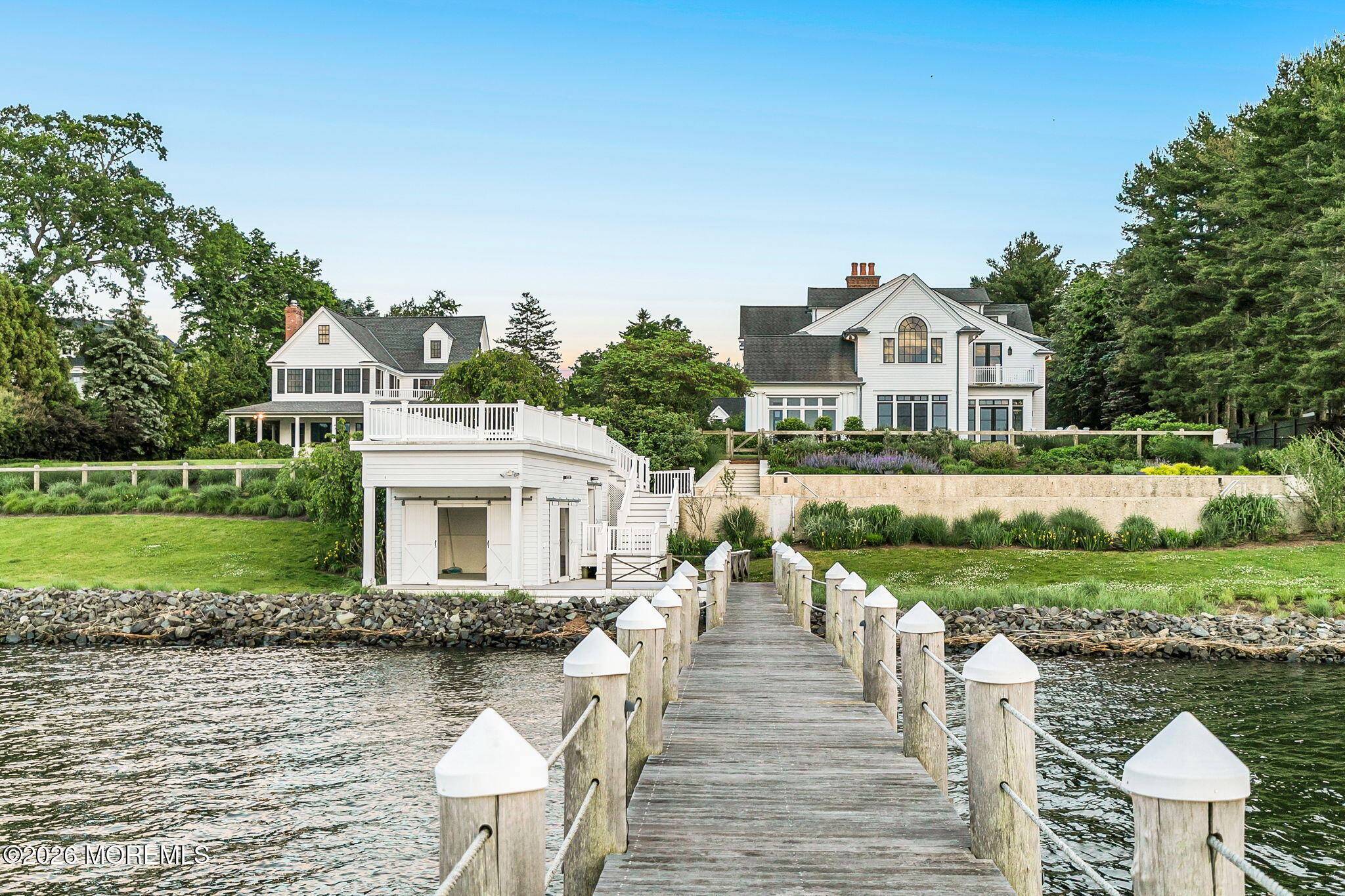 100/98 W River Road