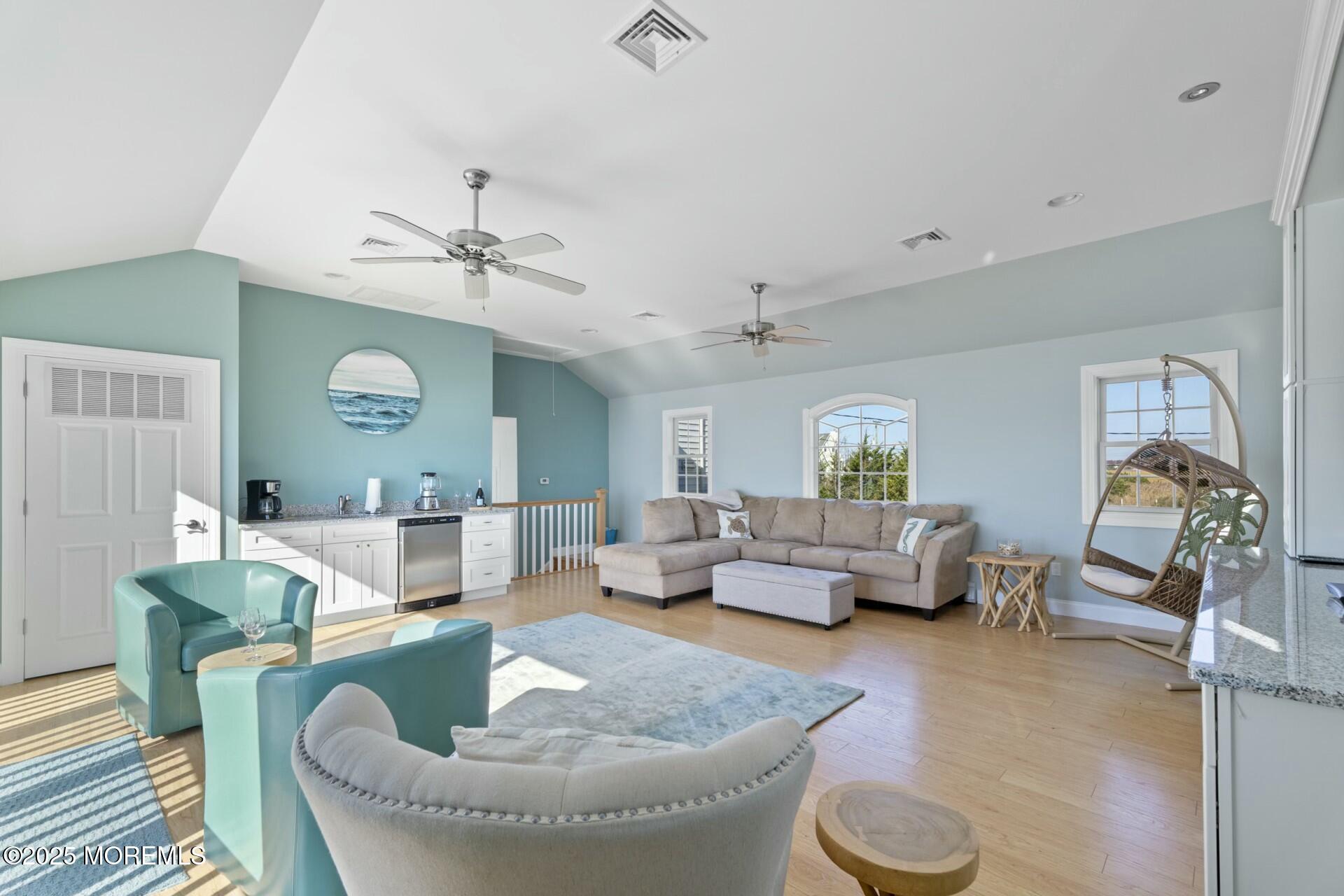 1095 Island Drive