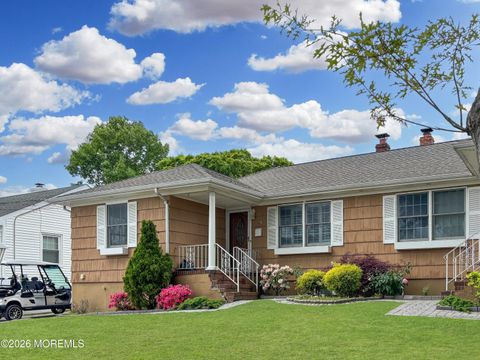 Multifamily For Rent - 15 Wigwam Path<br/> Manasquan, NJ 08736