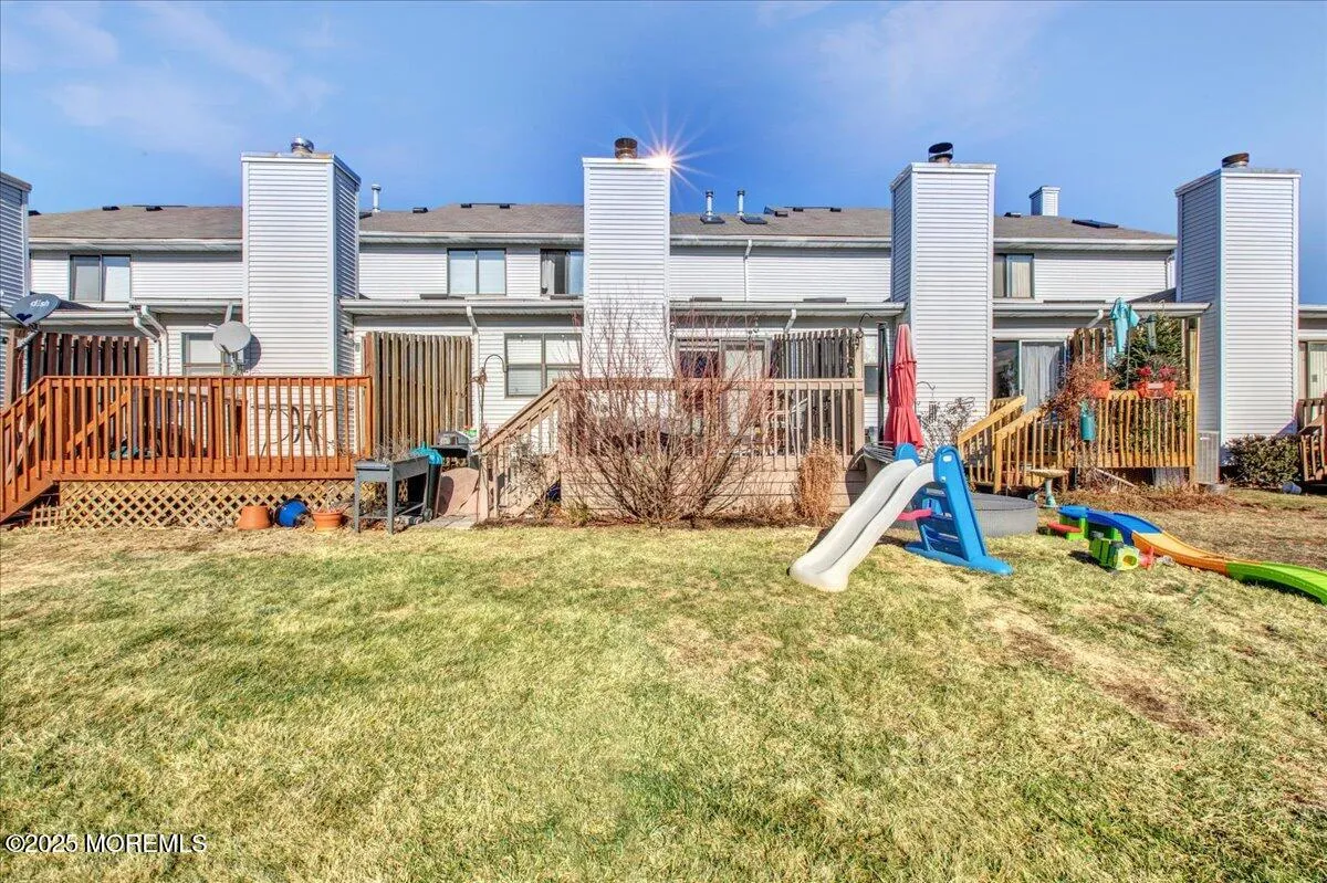 Manalapan, New Jersey 07726, United States, 2 Bedrooms Bedrooms, ,3 BathroomsBathrooms,Residential,Active,19822