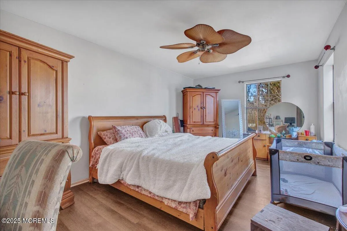 Manalapan, New Jersey 07726, United States, 2 Bedrooms Bedrooms, ,3 BathroomsBathrooms,Residential,Active,19822