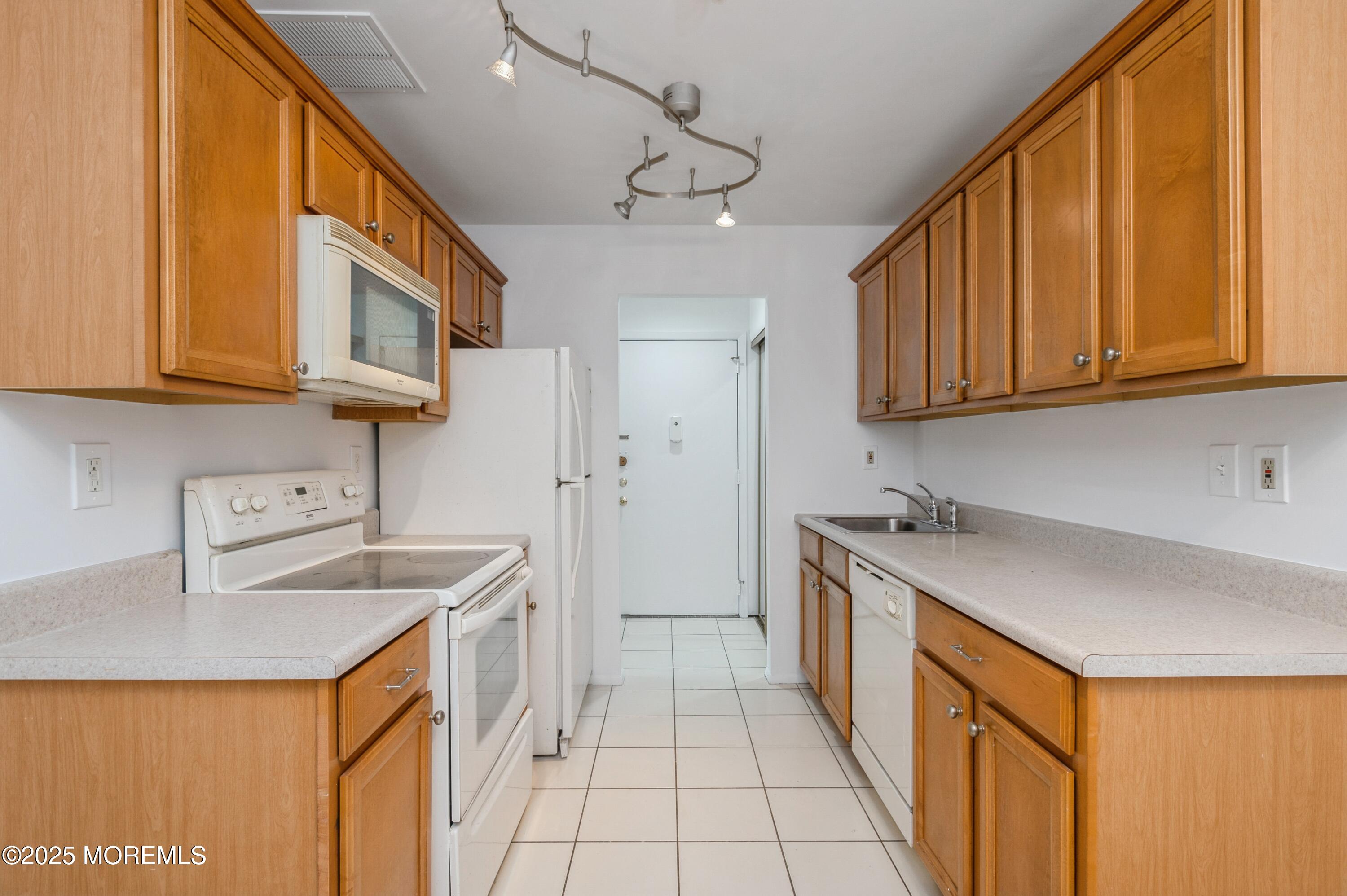 58 Amberly Drive #E, Manalapan, New Jersey image 3